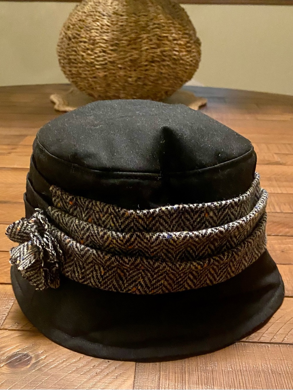 Mucros Weavers Black Women's Kate Bucket Hat with Tweed Band Accent